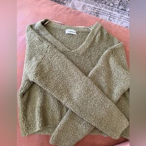 XS URBAN OUTFITTERS V NECK SWEATER GREEN